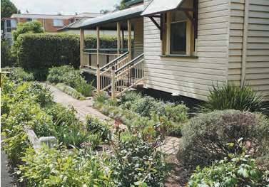 NarrowGardenFrontageTwoOrThreeStepsAndLowPathLowSetHousewPath